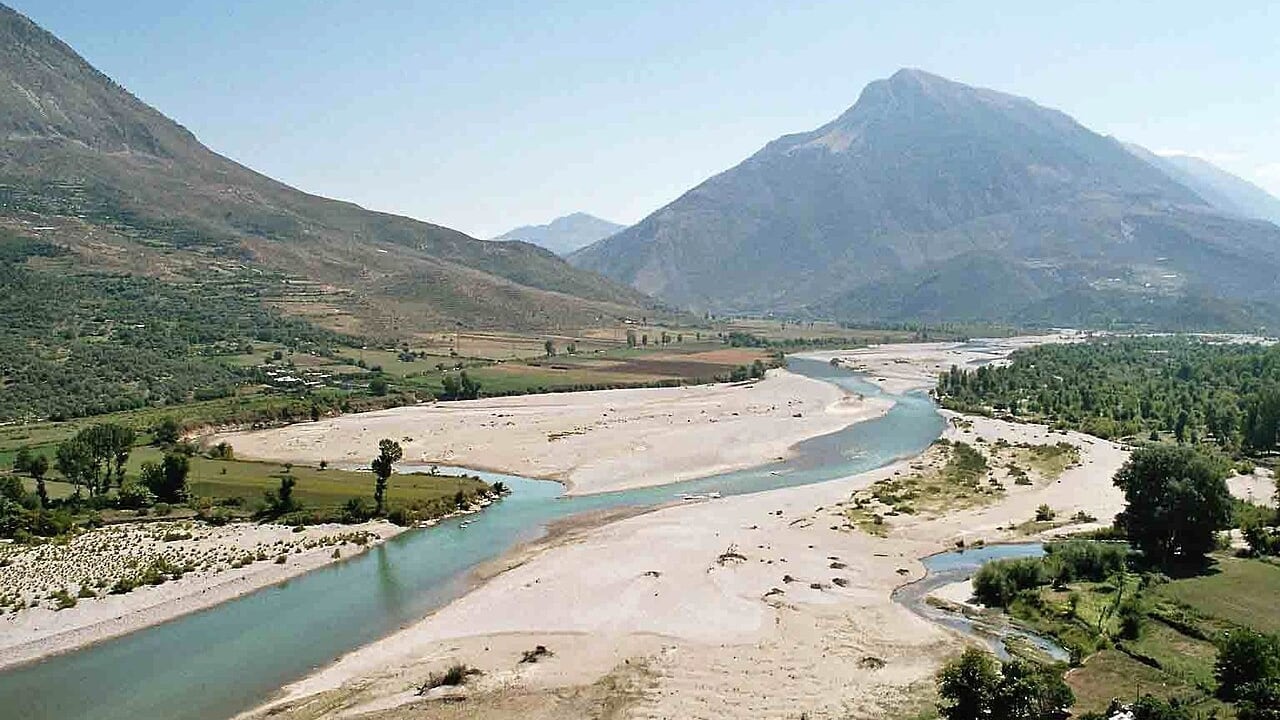 La creación del Parque Nacional del Vjosa en 2023 protegió un corredor fluvial de 192 kilómetros libre de represas en Albania (Wikimedia Commons)