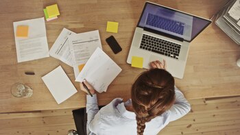 Sólo 386,000 trabajadoras ganan más