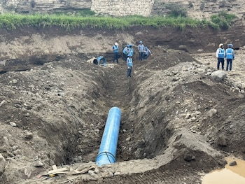 Trabajadores de Sedapar reparan una