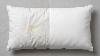 Fotografía dividida en dos partes con una almohada blanca manchada a la izquierda y una almohada limpia a la derecha.