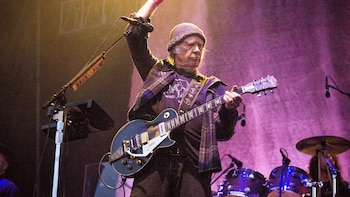 Neil Young regala música a