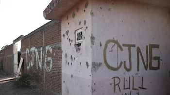 Individuos armados irrumpen en una