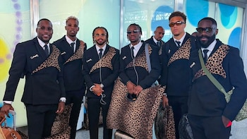 El motivo detrás del “broche de leopardo” en los particulares trajes del seleccionado del Congo para arribar al Mundial