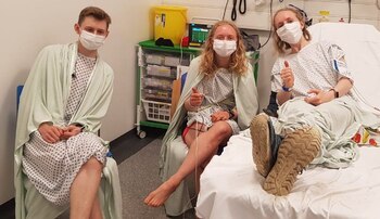 FOTO: Tres hermanos capturaron en una selfi el momento exacto en el que son alcanzados por un rayo que los mandó a la clínica