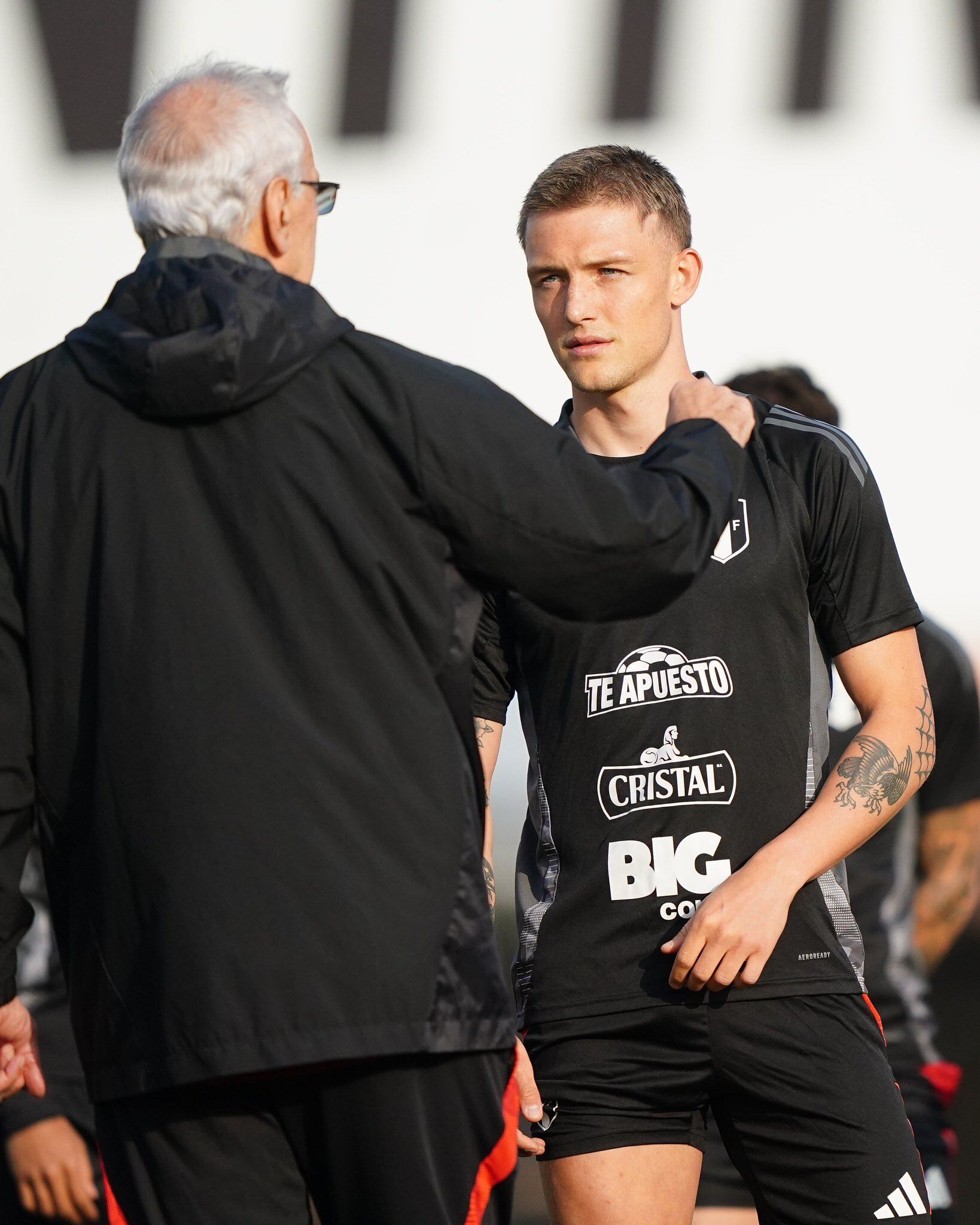Oliver Sonne conversó con Jorge Fossati durante su primer entrenamiento con la selección peruana de cara a amistosos por fecha FIFA.