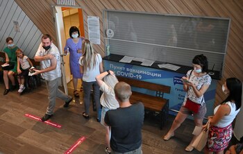 Personas hacen cola para recibir