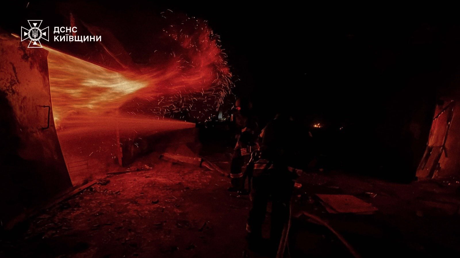 Los bomberos y rescatistas combatieron el fuego durante la madrugada de este sábado (Servicio Estatal de Emergencias de Ucrania/Facebook)