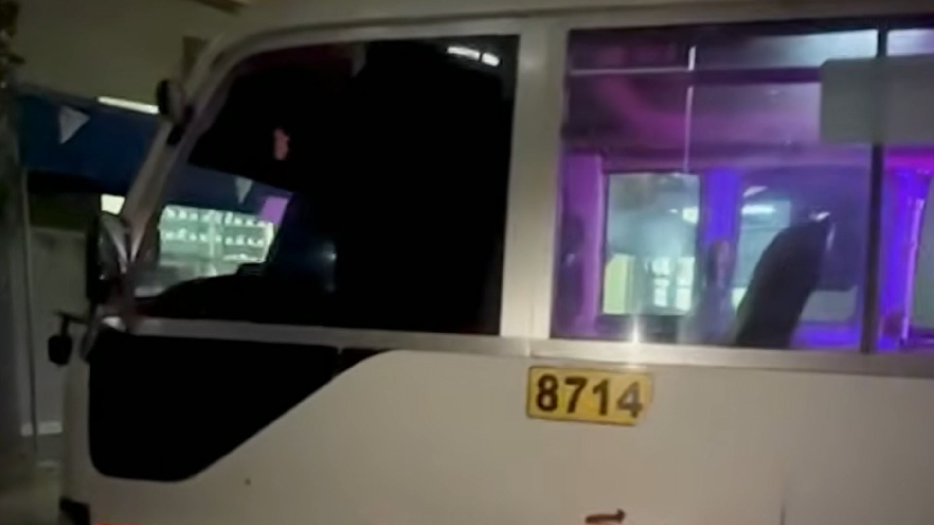 Pese a estar herido, el conductor habría continuado la marcha hasta el Hospital María Auxiliadora para recibir atención médica junto con la mujer afectada. Ambos permanecían estables, según el reporte televisivo - Créditos: Captura de pantalla de Panamericana TV.