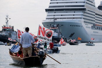 La protesta fue en el agua y en la costa (Reuters)