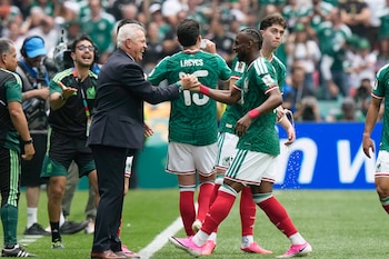 Julián Quiñones celebra un gol con el entrenador de México Javier Aguirre en un partido ante Sudáfrica en Ciudad de México, el jueves 11 de junio de 2026. (AP Foto/Fernando Llano)