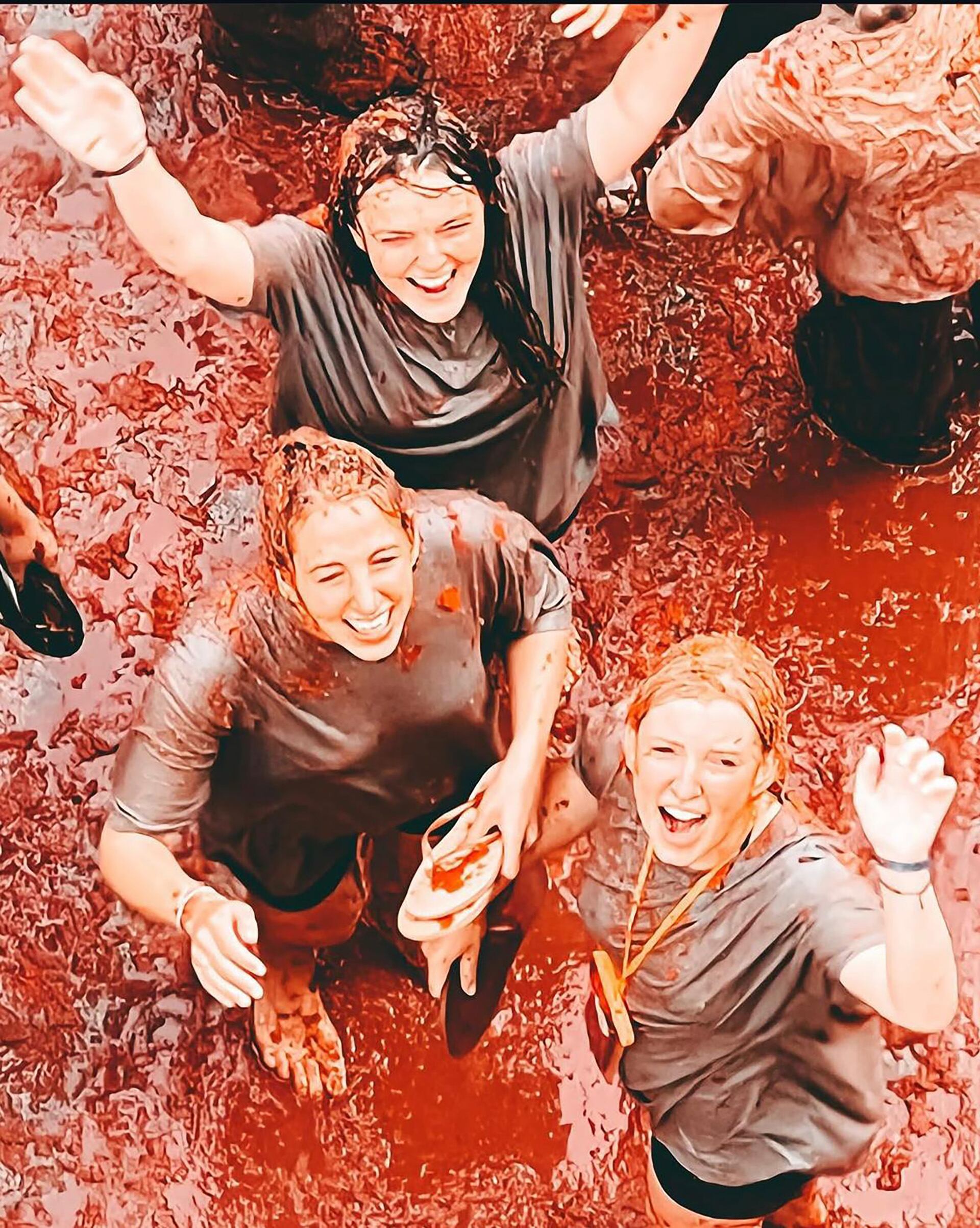 Entre el agua y el tomate te puede llegar hasta la rodilla. Es como un piletón de salsa”, describió entre risas Celeste