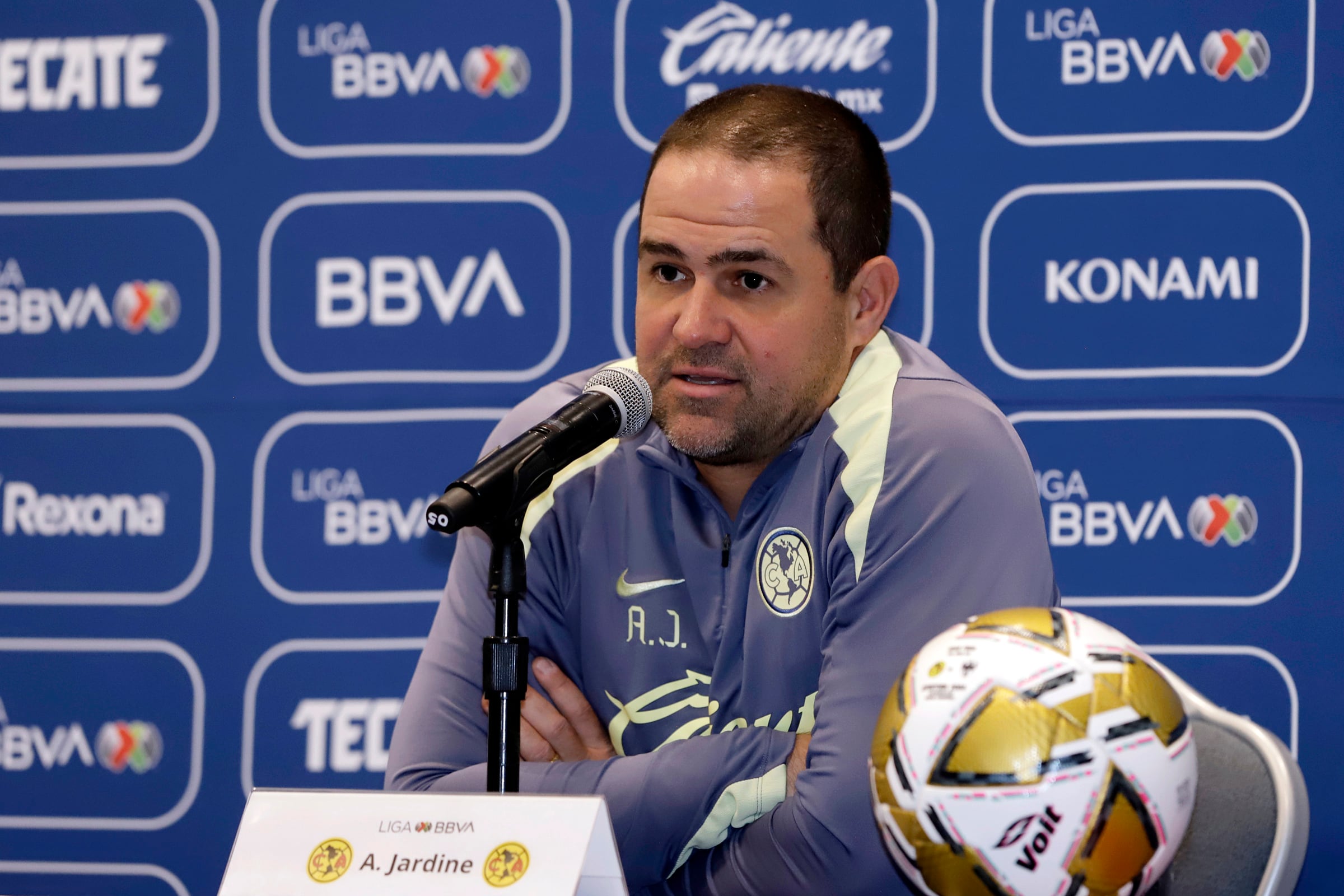 El entrenador de América, Andre Jardine, habla durante una rueda de prensa. Imagen de archivo. EFE/ Hilda Ríos