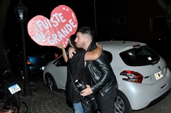 Fede Bal se abraza con una seguidora de su papá