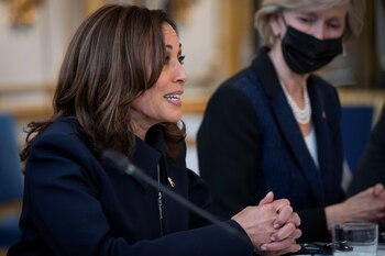 La vicepresidenta de Estados Unidos, Kamala Harrys, se encuentra de visita oficial en París