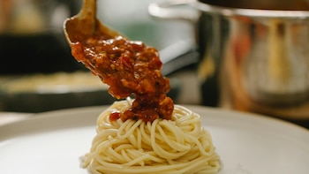 Los cocineros italianos coinciden: “Según la tradición, la salsa boloñesa debe llevar un poco de leche para hacerla más cremosa”