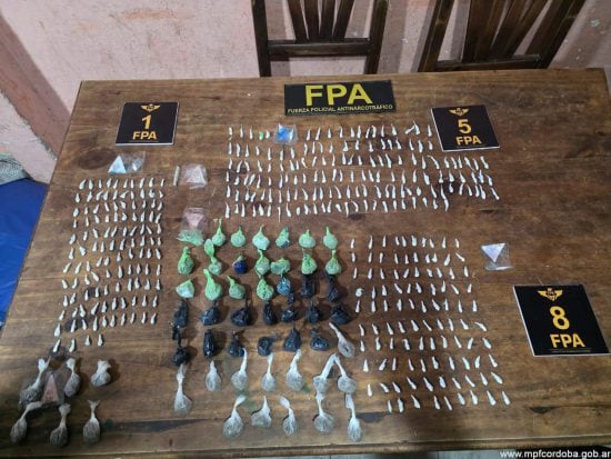 La Fuerza Policial Antinarcotráfico de Córdoba exhibe las dosis de estupefacientes incautadas durante un operativo en Alta Gracia