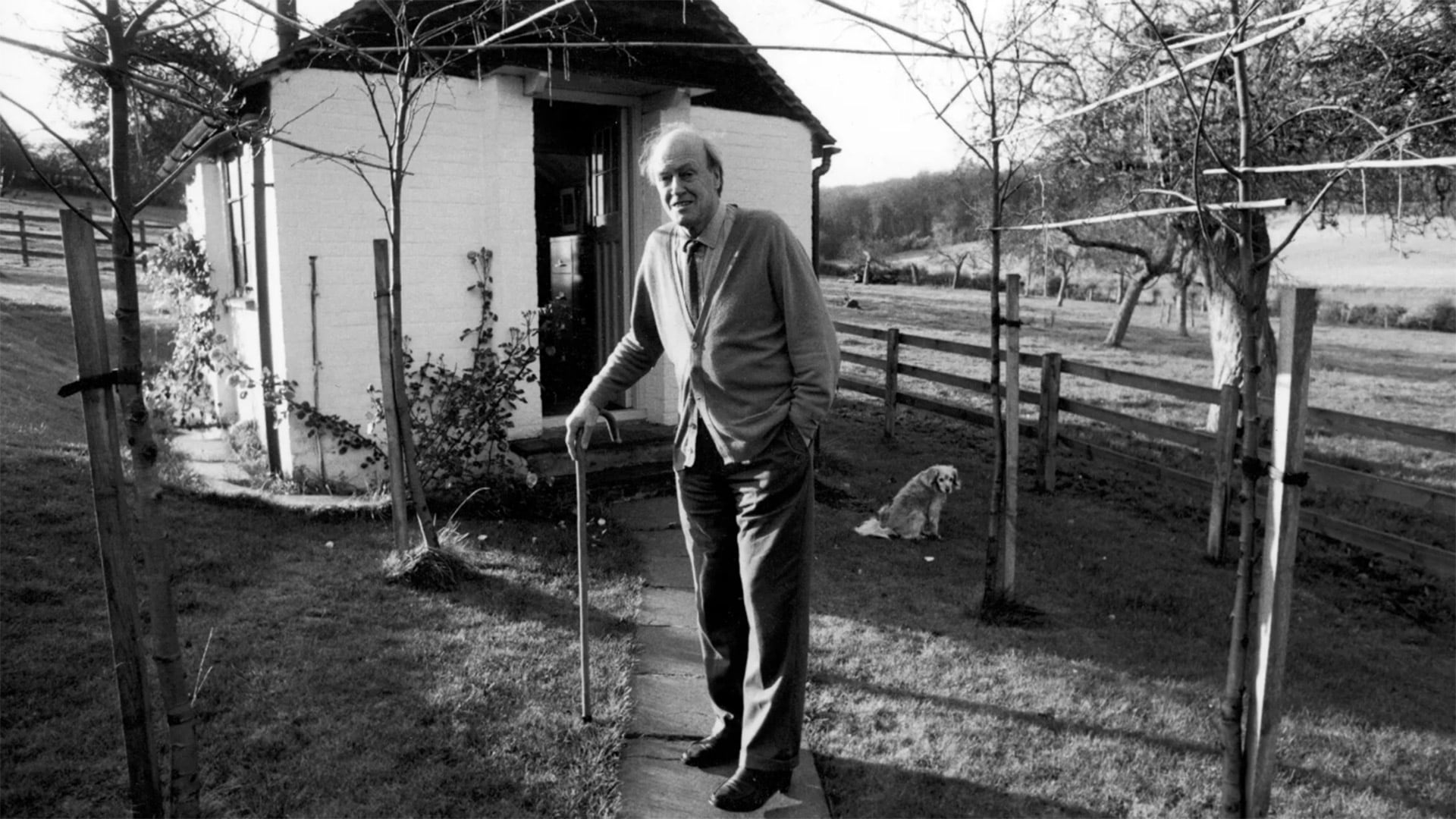 Roald Dahl de pie frente al cobertizo donde solía escribir en su casa de Buckinghamshire, Inglaterra - New York Times