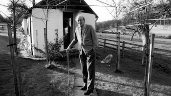 Roald Dahl de pie frente al cobertizo donde solía escribir en su casa de Buckinghamshire, Inglaterra - New York Times