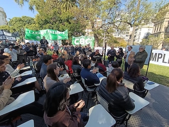 Alumnos del Nacional Buenos Aires y el Carlos Pellegrini decidieron tomar los colegios por tiempo indeterminado