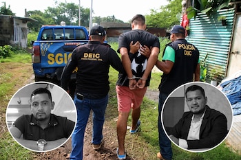 Dos agentes policiales escoltan a un hombre esposado junto a una patrulla, acompañados por dos retratos circulares en blanco y negro.