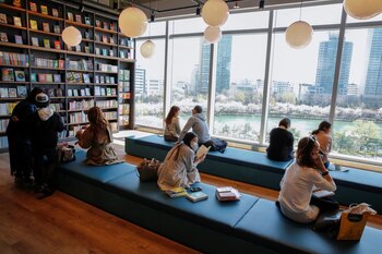 Varias personas en un centro