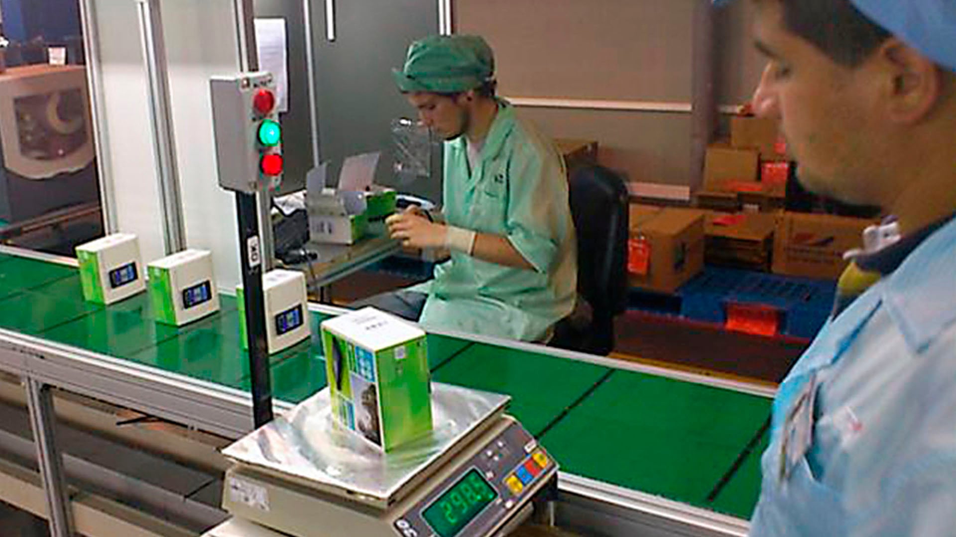 Línea de celulares en una planta fueguina