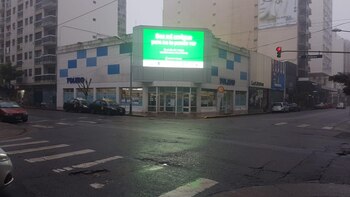 A través de los carteles,