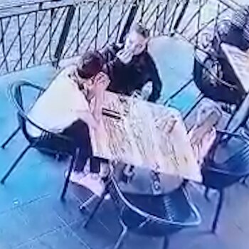 La pequeña comía con su