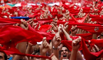 Los juerguistas sostienen los tradicionales