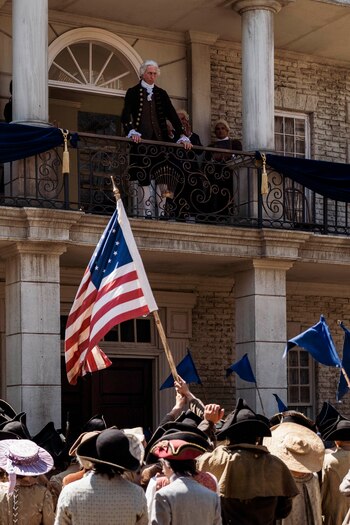 La miniserie sigue a George