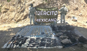 Las fuerzas federales ejecutaron una decena de operativos en Culiacán, Badiraguato, Elota y Concordia entre el 15 y el 18 de mayo de 2026, con saldo de varios detenidos, decenas de armas largas, explosivos improvisados, 12 drones inhabilitados, laboratorios de metanfetamina desmantelados y más de 1,500 litros de precursores químicos asegurados. Crédito: Especial