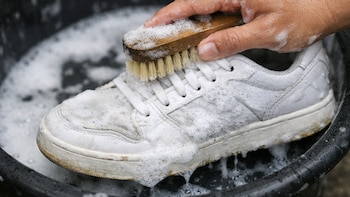 El error que cometes al lavar tus tenis y que hace que queden amarillos