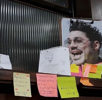 En la ventana de un colegio, un altar improvisado con la imagen de un Ricardo Fort feliz, y los deseos, acompañados por un dibujo de "El Comandante". Esta imagen se replica en muchas otras instituciones escolares, y hasta en las universidades. Y es que muchos estudiantes toman al recordado empresario chocolatero como una especie de talisman para aprobar sus exámenes. Y más allá de la efectividad de la práctica (nada mejor que estudiar), lo que importa es que Fort es santo de su devoción. Aunque usted no lo crea. (Foto: Instagram)
