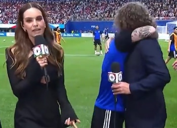 Lionel Messi saluda a Puyol en transmisión de TUDN (Captura de pantalla @TUDN)