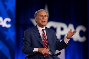 Greg Abbott, gobernador de Texas, impulsor del programa de vales educativos TEFA (AP Foto/Gabriela Passos, archivo)