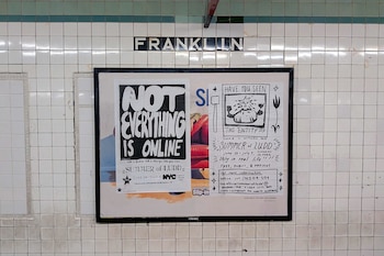 Pared de estación de metro con azulejos blancos y verdes. Letrero "FRANKLIN". Un póster promociona el evento "Summer of Ludd" con texto y dibujos