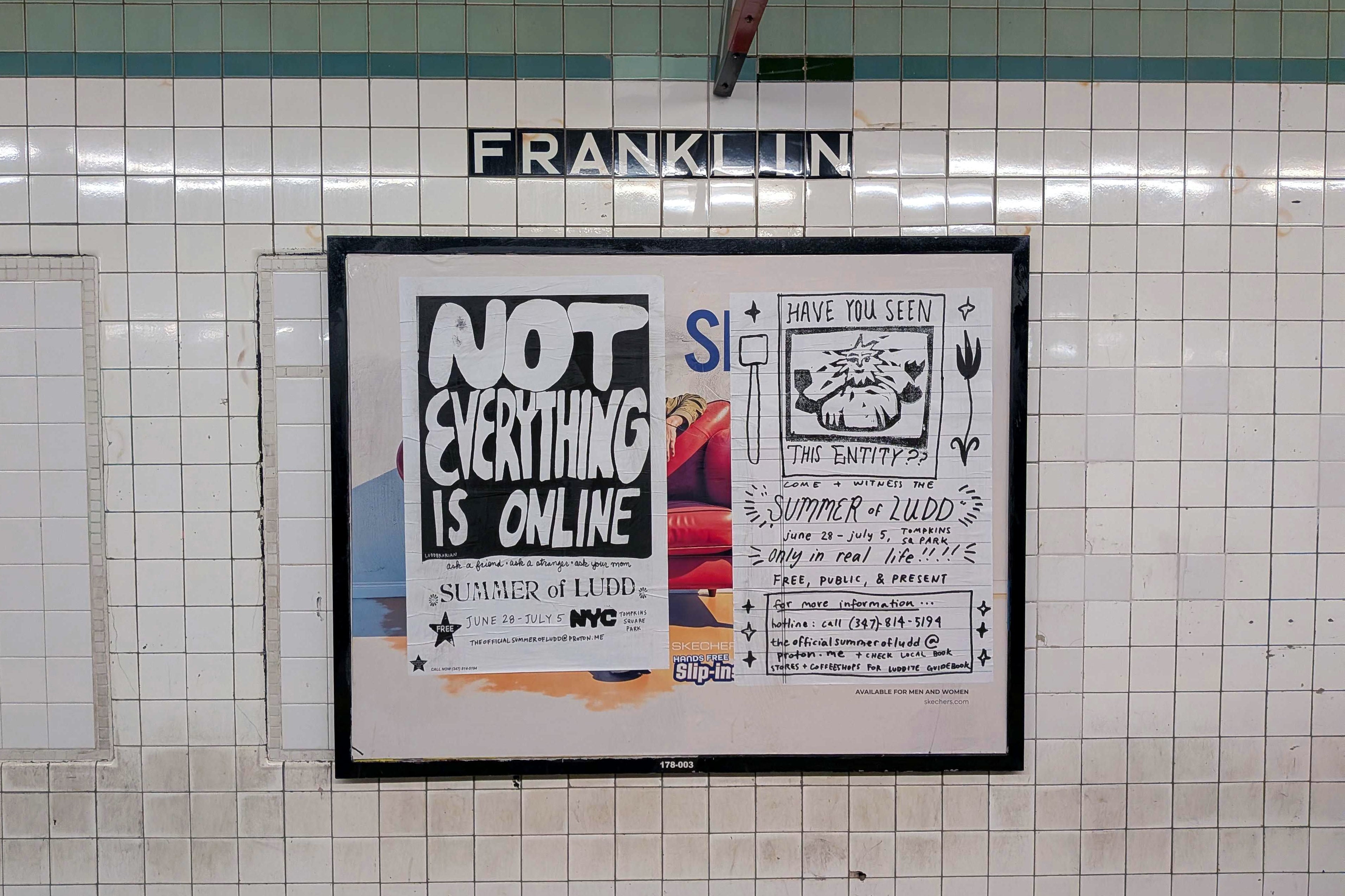 Los organizadores pegaron carteles de Summer of Ludd sobre diferentes anuncios en una estación de metro de Brooklyn, como se ve en junio de 2026 (Shane O'Neill/The Washington Post)