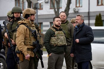 Un Zelensky conmovido es visto en Bucha luego de que se conocieran las atrocidades cometidas por las fuerzas invasoras rusas en esa ciudad del norte de Kiev (Reuters)