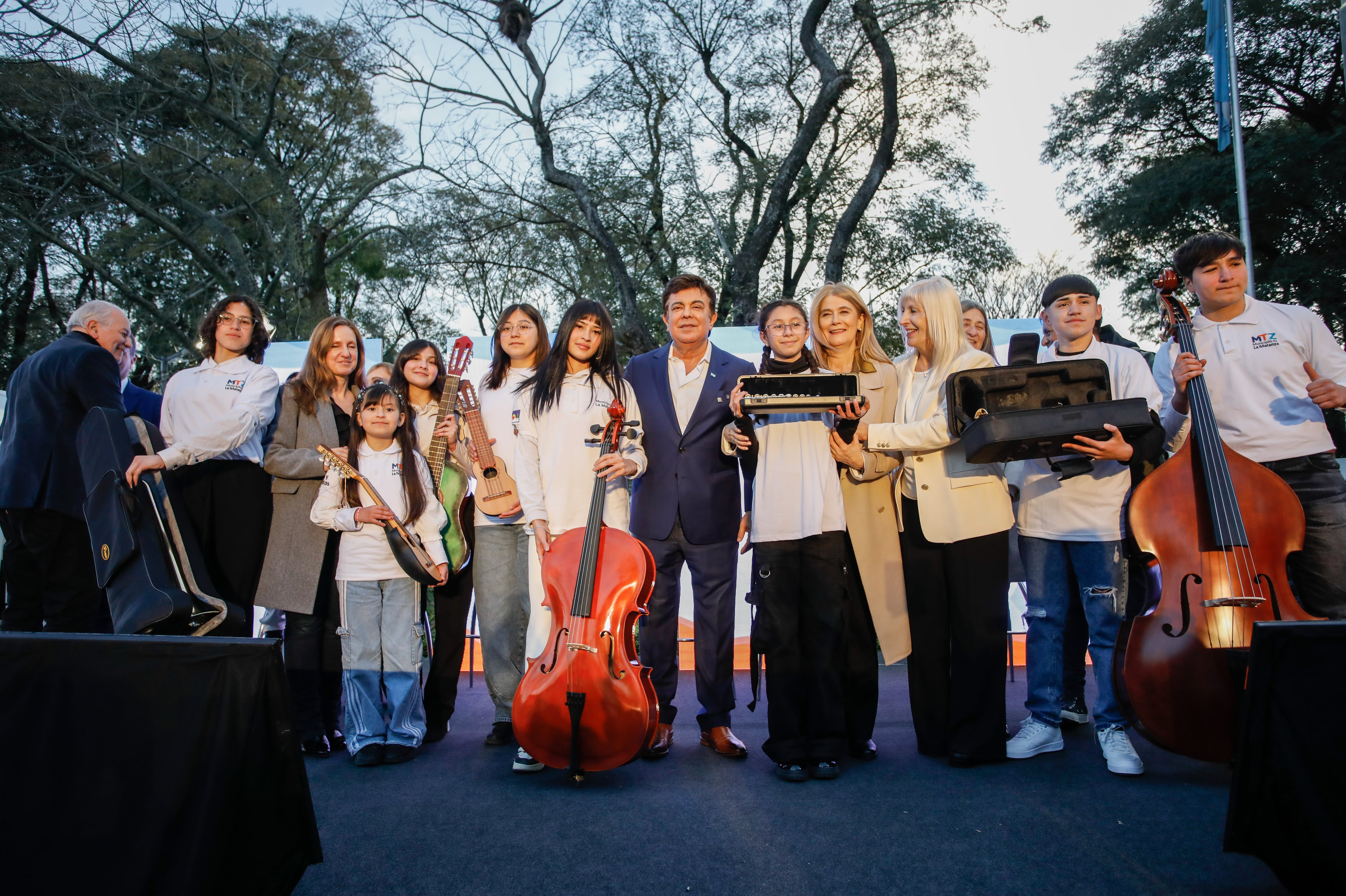 El intendente Fernando Espinoza junto a estudiantes de la escuela de música