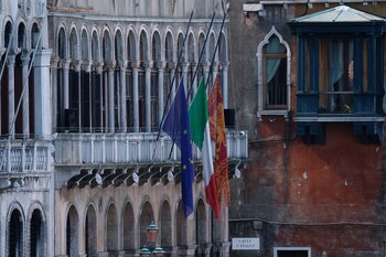 La bandera en el edificio