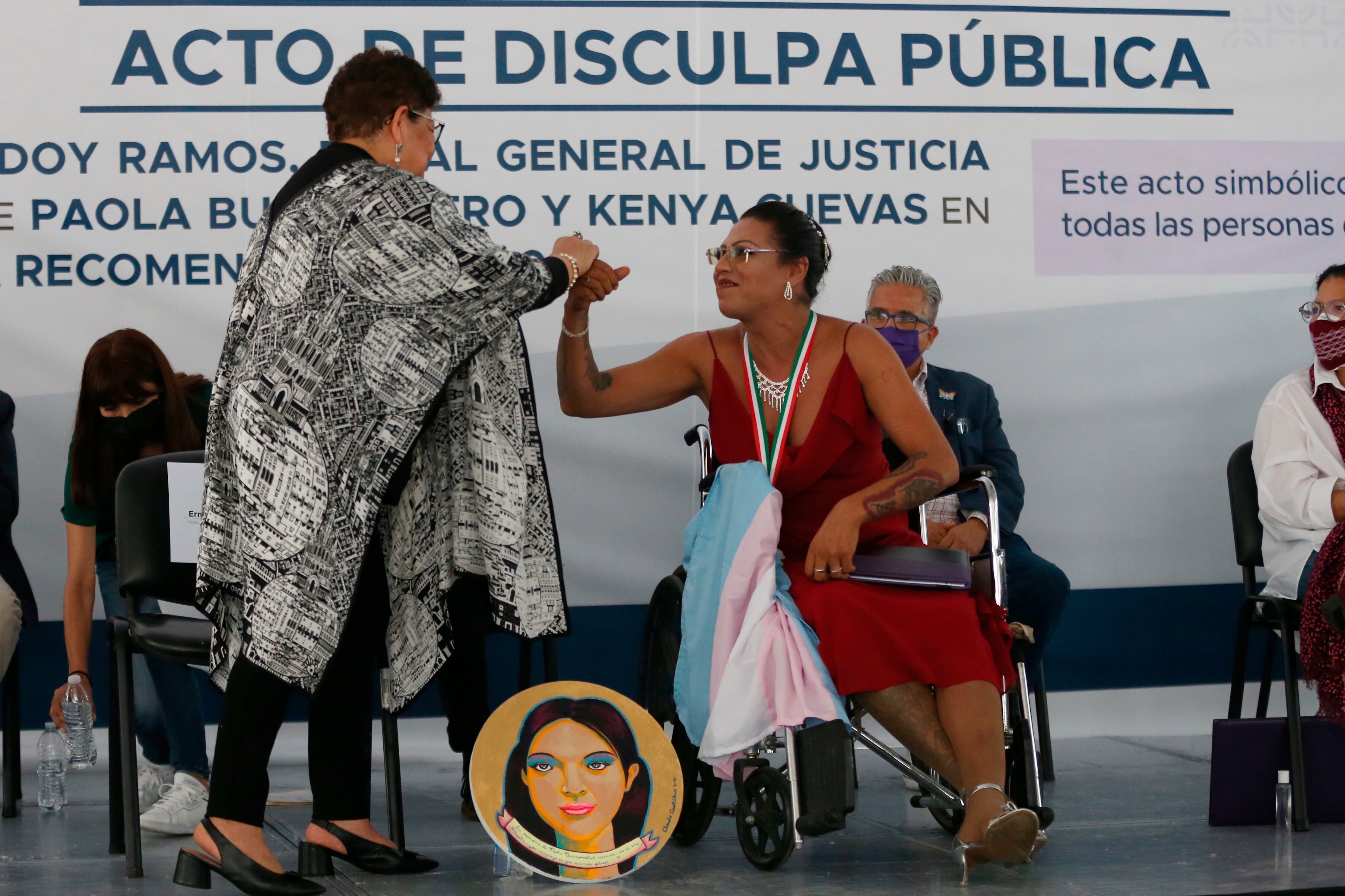 En 2021, la Fiscal General de Justicia de la CDMX, dirigida entonces por Ernestina Godoy (i) pidió disculpas públicas a la activista Kenya Cuevas (d) (México). EFE/Sáshenka Gutiérrez
