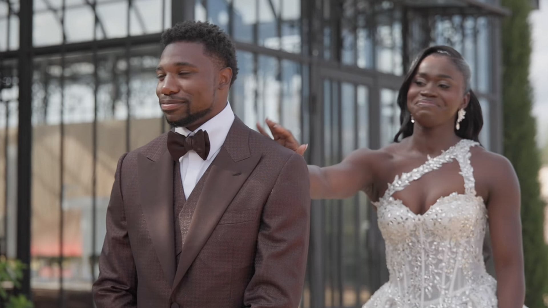 El instante previo a que Noah Lyles mire el vestido de novia de su pareja