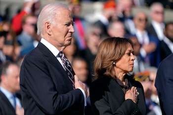 El presidente Joe Biden y la vicepresidenta Kamala Harris en la ceremonia para el Día de los Veteranos en Arlington, Virginia (AP foto/Mark Schiefelbein)