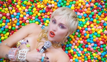 (Foto: CULTURA AUTONOMÍAS/ VEVO/MYLEY CYRUS).