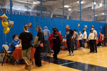 El Gobierno de los Estados Unidos dispuso que todas las personas de 16 años de edad o más son elegibles para vacunarse contra el COVID-19. "La vacunación a una proporción grande de la población es una herramienta fundamental para detener la pandemia", aclararon los Centros para el Control y la Prevención de las Enfermedades /
REUTERS/Hannah Beier