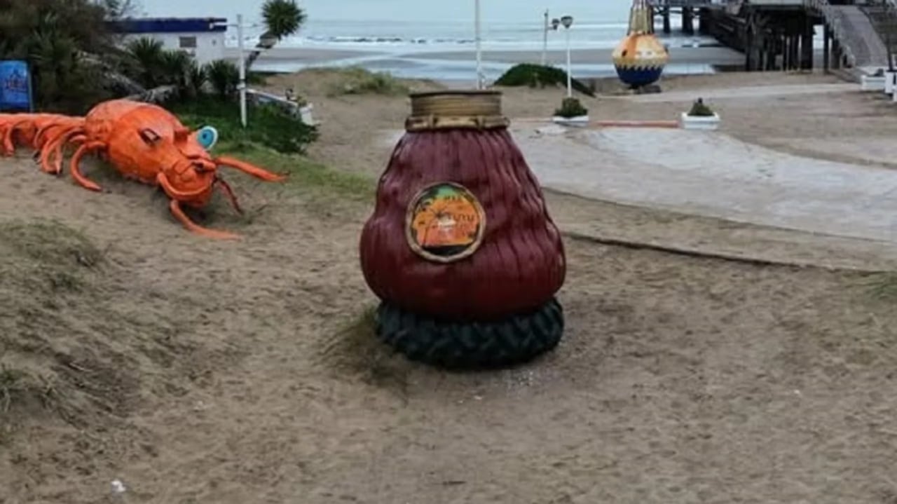La escultura, realizada con neumáticos reciclados y ubicada en el acceso al muelle, es un símbolo turístico clave del Partido de La Costa