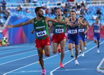 Eduardo Herrera ganó los mil 500 metros en los Juegos Centroamericanos y del Caribe Santo Domingo 2026, pero los jueces lo descalificaron minutos después de cruzar la meta. (Crédito: X)