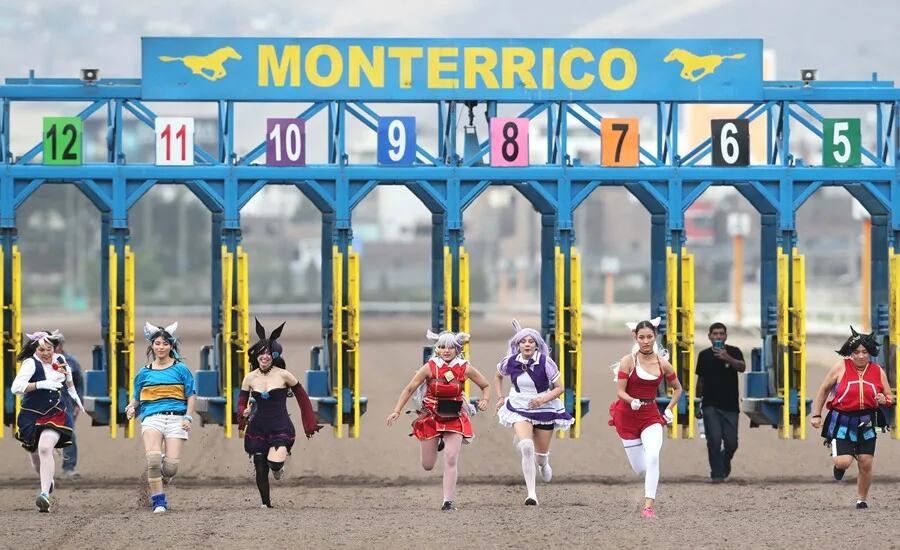 Fanáticos de Uma Musume: Pretty Derby llenaron el Hipódromo de Monterrico en Lima durante el primer “Santorín Derby”, evento que reunió a cerca de 5.000 asistentes para celebrar la franquicia japonesa con carreras, shows y actividades culturales. Foto: EFE