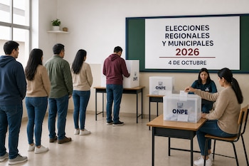 Personas en fila dentro de un aula con ánforas de la ONPE, cabina de votación y un cartel informativo sobre las elecciones 2026.