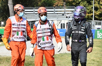 Lewis Hamilton camina y mira